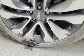 真的非常郁闷，买奇瑞刚做完首保，汽车轮胎出现渗油，什么鬼？视频封面