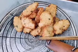 小洁的妈妈用萝卜跟糯米粉做成糍粑，外酥里嫩，刚出锅烫嘴都要吃视频封面