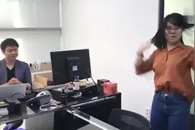 韩国小姐姐二话不说，闯进领导办公室跳舞，自己都笑场了视频封面