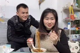 媳妇半夜肚子饿只吃泡面，老公：这老婆娶得对，省钱又省事