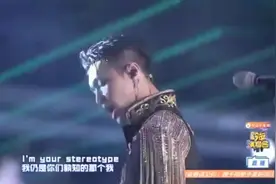 张艺兴引领跨年最燃舞蹈，千玺看了都忍不住夸奖，小绵羊太帅了视频封面