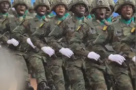 经过六名中国解放军教官90天的严格训练，卢旺达正步阅兵惊艳世界视频封面