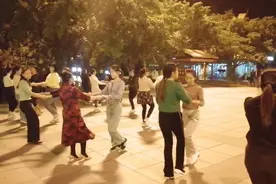 云南新平花腰傣姑娘们跳广场舞，大家说跳得好吗？