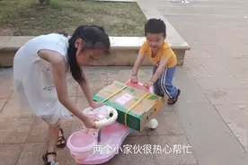 闺蜜寄来一个大箱子，2岁宝宝和姐姐辛苦运回家拆开时高兴极了！视频封面