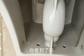 马桶后面这几个孔，安装的时候切记要堵上，否则就会反味、渗水视频封面
