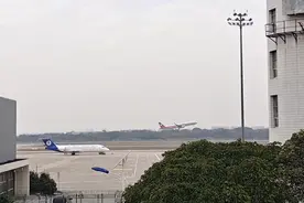 南京禄口国际机场，飞机一架接着一架起飞，真是太繁忙了