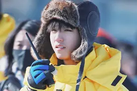 王俊凯综艺零下几十度脱袜光脚，沈腾参加真人秀被要求吃变质生肉视频封面