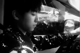 王俊凯现在也会开车了，化身“秋名山”车神，打转盘姿势太帅了！