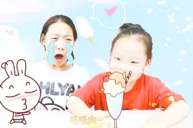 好吃姐妹被棒棒糖里的毛毛虫吓到了，看清是假的后终于放心吃了！