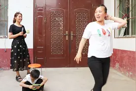 弟媳给大嫂做了个瘦脸发型，做好一瞅太漂亮，小跑去大街上臭美下