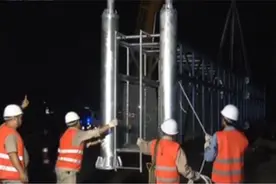 不停车收费！上海市内高速路网首台“新版”ETC门架今早完成吊装视频封面