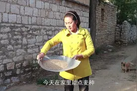 搅拌小麦种有技巧，农村媳妇这样搅拌，操作简单又使用！