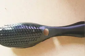 梳子脏了这么洗，不管梳子多脏多油，2分钟干干净净，实用又省事视频封面