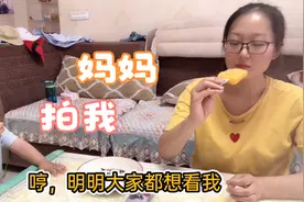拍视频宝宝各种捣乱，抢镜头跳沙发，宣告主权，明明我才是主角！视频封面