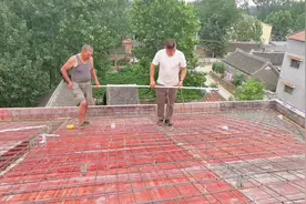 农村建房三层楼顶编钢筋，布线管预埋件，看小伙像专业电工吗视频封面