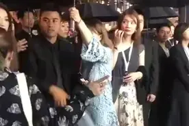 保洁呢？摔坏了你可能半个月工资就没了，小心点！