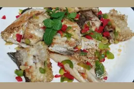 顺德妹教你做“煎焗鱼骨”，香酥可口、香味十足，味道不比饭店差