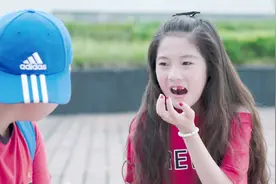 爱美女孩吃冰棍把门牙磕掉，当场一脸不高兴，痛哭直呼太丑了视频封面