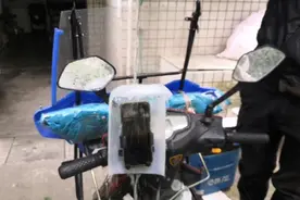 外卖小哥自制一个避雨神器，下雨看导航再也不用担心了视频封面