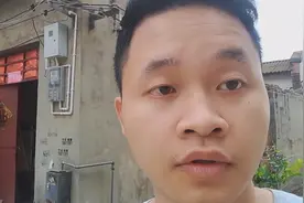 小伙逛城中村小巷子，总是闻到一股臭味，看看是怎么回事？视频封面