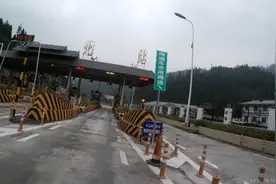 小伙不领卡，收费员不抬杆，看他怎么下高速路视频封面
