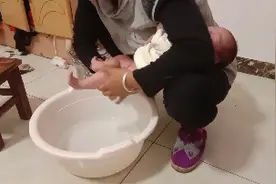 农村媳妇生了四个女儿后，每天帮孩子洗澡，换尿布，见过这种育儿视频封面