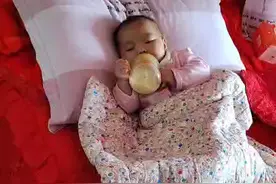 我五个月了都会自己喝奶粉了