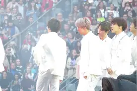 【BTS】防弹少年团在巴黎演唱会演出《NOT TODAY》，场面壮观视频封面