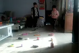 在家自制的套圈。陪着儿子女儿在家套套圈，看谁能套中一百的视频封面