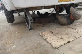 国产拖挂房车质量还有待提高，薄铁皮固定的水箱差点掉路上了视频封面