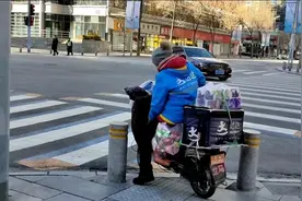 实拍：大姐给沃尔玛送货，把电动车都装满了，她能安全送到吗？视频封面