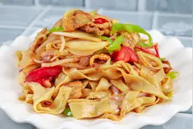 大厨分享炒烩面的家常做法，鲜香味美，口感筋道，一人一盘不够吃