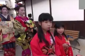 日本女子花魁也不容易，众人都要抱着厚厚的被子，这个妆容真棒视频封面