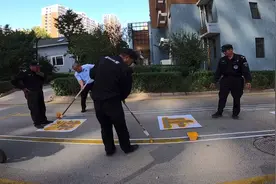 小区五六个保安和工作人员拦着路不让业主走！究竟是怎样回事儿？视频封面