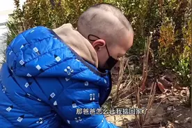 三岁半宝宝去公园玩，“拿”回家不该拿的，妈妈让他还回去