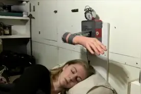 牛人发明打脸闹钟，闹钟一响，连环耳光打醒！视频封面