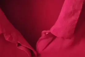 用喷壶给桑蚕丝衣服除褶