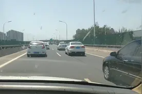 小白车的司机气坏了，怎么回事儿？视频封面