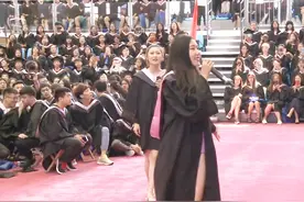 毕业典礼，女生一曲《时间煮雨》从观众席传出惊艳全场，致敬青春视频封面