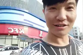 药水哥徒弟塔子哥单飞首播在街上被认出，抽烟被超管封禁直播！