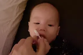 宝宝长牙半夜睡不着哭闹不止，妈妈拿出牙刷瞬间安抚，做个好梦吧视频封面