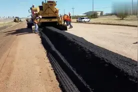 国外的铺设柏油路，直接撒20公分厚的沥青，真是太耗材了！