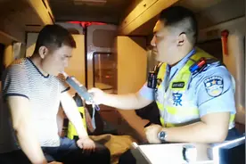 看到这个数值后，男子当着交警面猛扇自己耳光！视频封面
