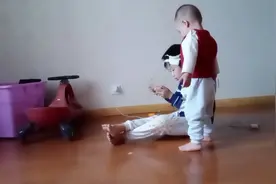 头都磕破了还想着玩手机视频封面