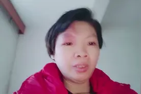 大年初一，红红火火，母子二人串亲戚。视频封面