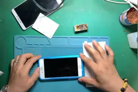 媳妇手机钢化膜碎了，小伙再给她贴张新的钢化膜视频封面