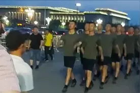 三军仪仗队便装走在天安门前，留着平头，阵仗帅气！视频封面