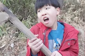韩国小朋友野外打造自己的斧头，生存能力要从孩子抓起！视频封面