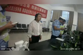 河南：洛阳一女子成年度“超载王” 核载5人实载21人超载320%视频封面