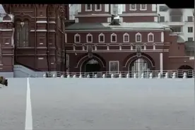 大黄狗朝着无人的方向大吠，下一秒它变成了灰烬